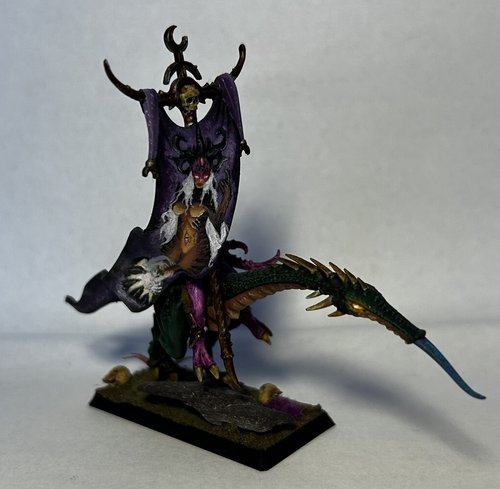Slaanesh daemon with banner