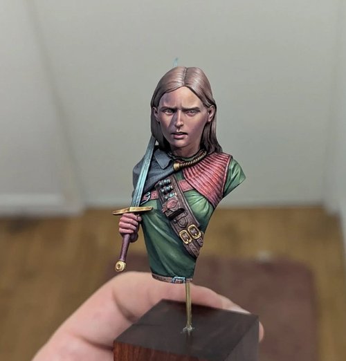Eryet, the singing blade in strong light