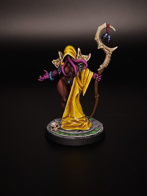 Hasturian Priestess