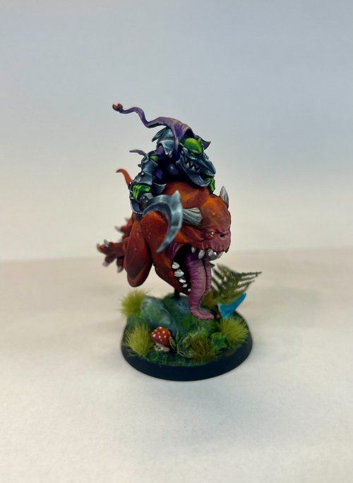 Squig boss on giant cave squig